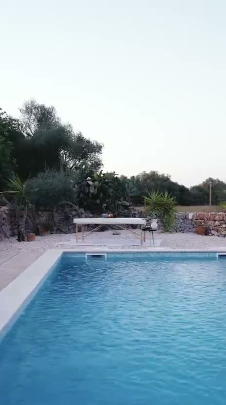 Pool und aufgebaute Massageliege in einer Finca auf Mallorca